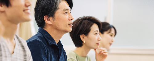 会議で学ぶ人々